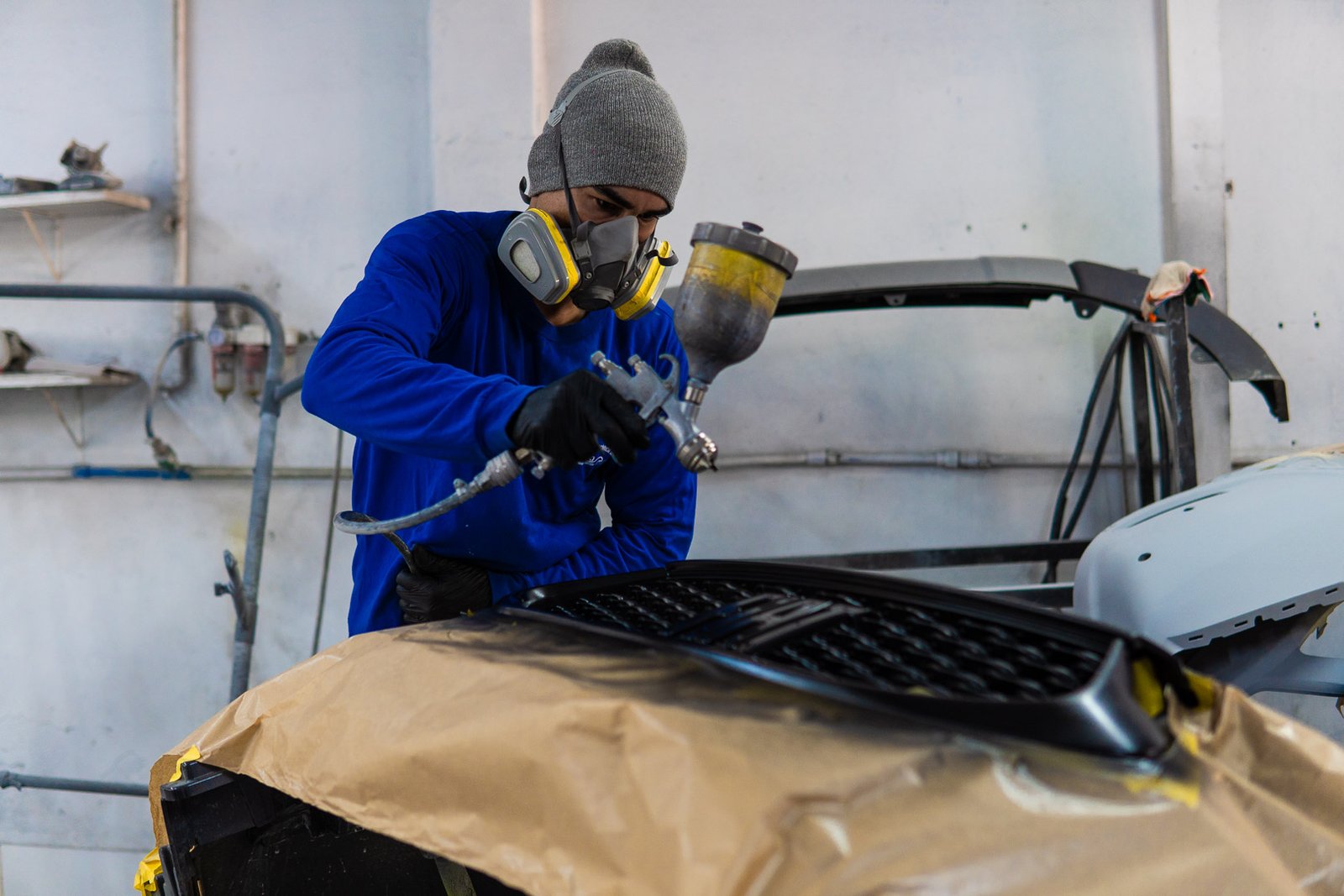 Profissional realizando pintura automotiva